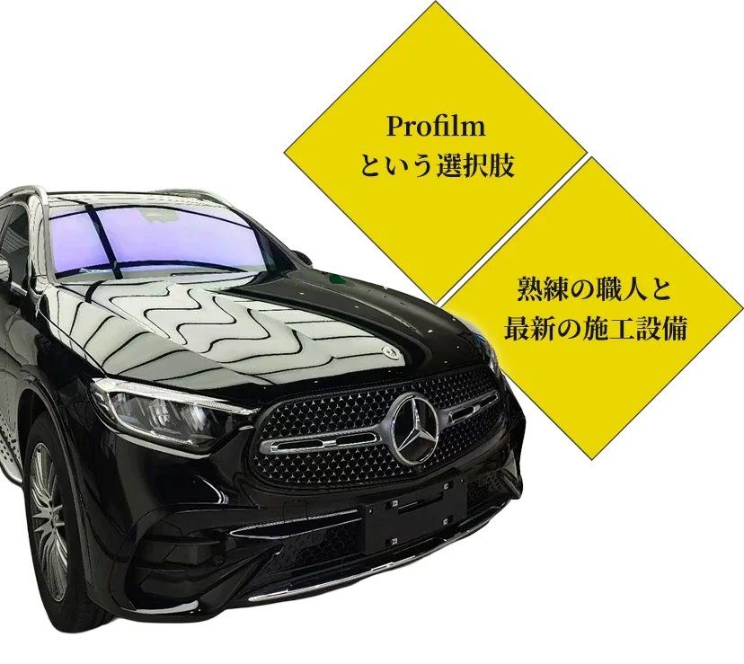 屋内で撮影したメルセデスのSUVのボンネットとフロントグリル