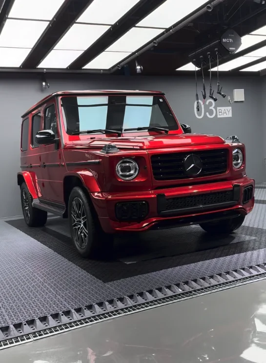 赤いメルセデスGクラスを斜め前方から撮影したSUVの車体