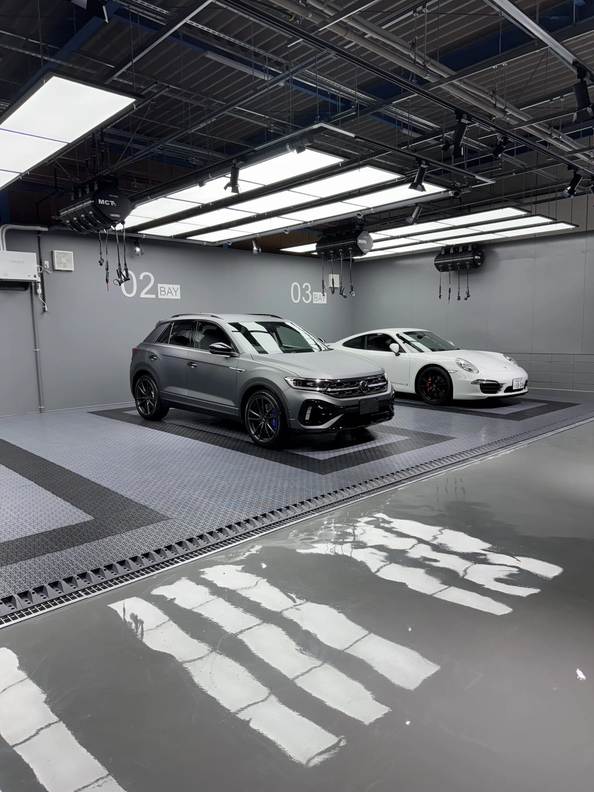 整備工場内で車両の外観を確認している施工前の点検風景